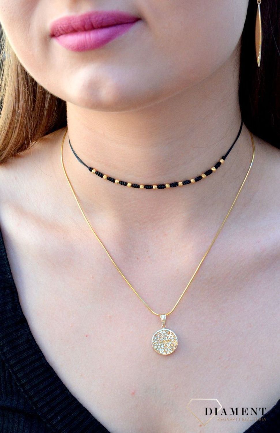 Złota zawieszka 333 okrągły ażur ZA 4214 333. Złoty wisiorek w kształcie koła wypełniony ażurowym motywem. Wisiorek o minimalistycznym wzornictwie, ale jednocześnie o ogromnym znaczeniu symbolicznym.jpg